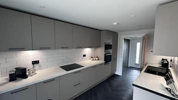House | Private kitchen | Fridge, microwave, oven, stovetop