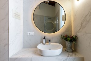 Douche, sèche-cheveux, serviettes fournies