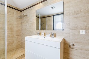 Dusche, Haartrockner, Handtücher