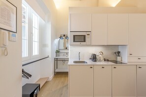 Geladeira, micro-ondas, fogão, cooktop