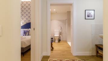 Een douche, een haardroger, handdoeken