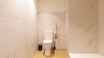 Een douche, een haardroger, handdoeken