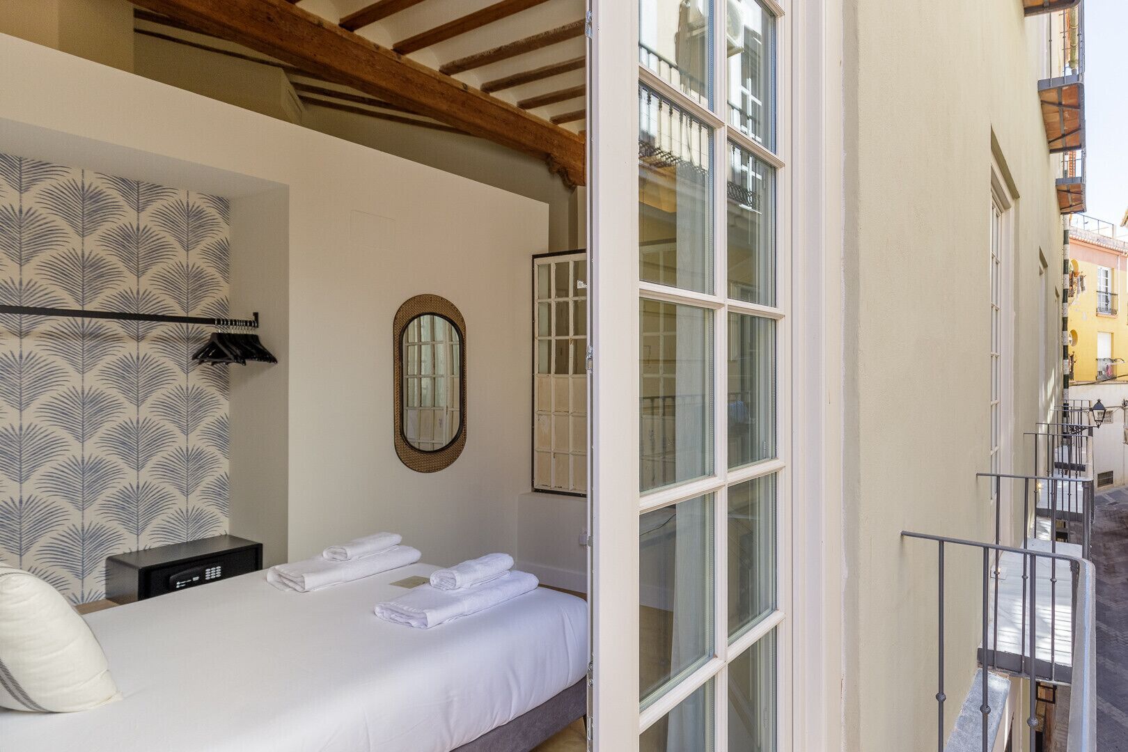 Coffres-forts dans les chambres, fer et planche à repasser