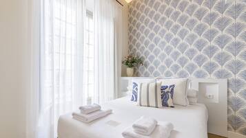 Caja fuerte, tabla de planchar con plancha, wifi gratis y ropa de cama