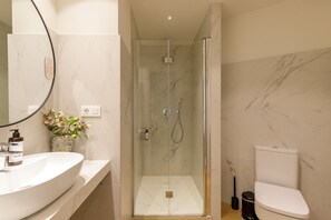 Douche, sèche-cheveux, serviettes fournies