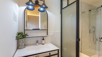 Regadera, secadora de cabello, toallas