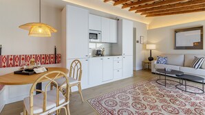 Un espacio habitable compacto con cocina, comedor y zona de estar.