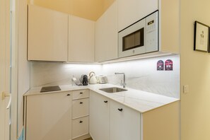 Geladeira, micro-ondas, fogão, cooktop