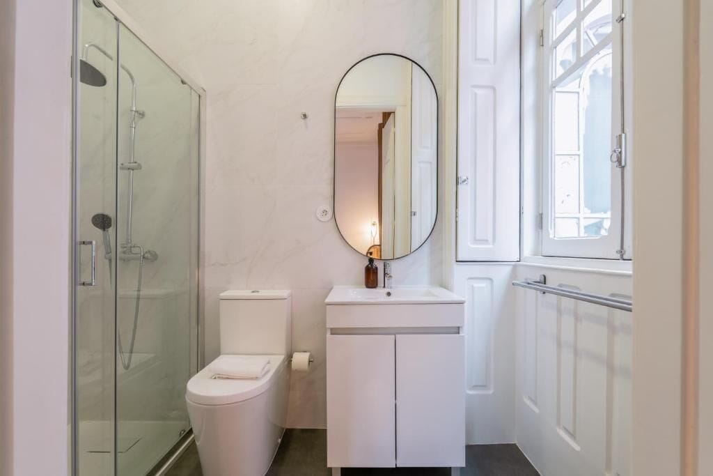 Royal Room | Bathroom | Designer toiletries, hair dryer, towels, soap
