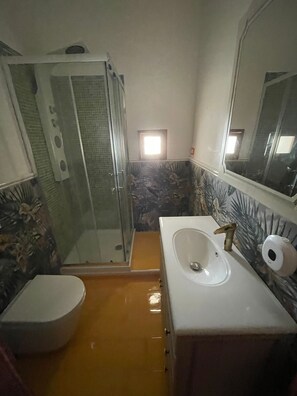 Chuveiro, secador de cabelo, toalhas de banho, sabonete