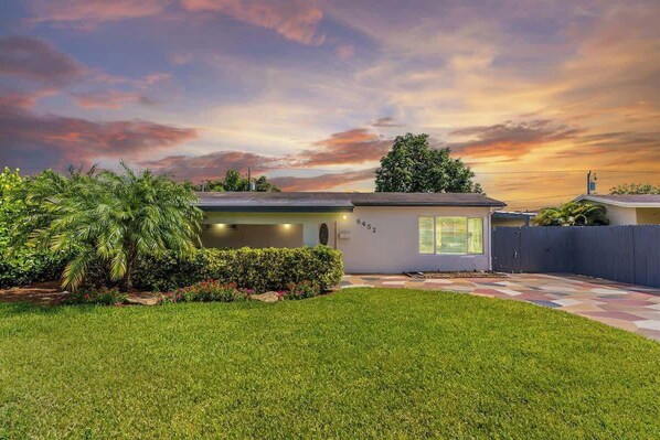 Exterior - Ventur Oasis | Cozy Hollywood Private Pool Retreat (Hollywood)