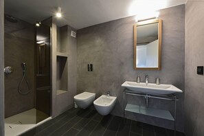 Dusche, Haartrockner, Bidet, Handtücher
