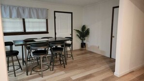 Dining - Very nice neighborhood, extra piecefull, 10 minutes from ATL international  (Lake City)