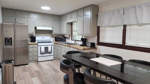 ثلاجة، ميكروويف، فرن، موقد طهي مسطح