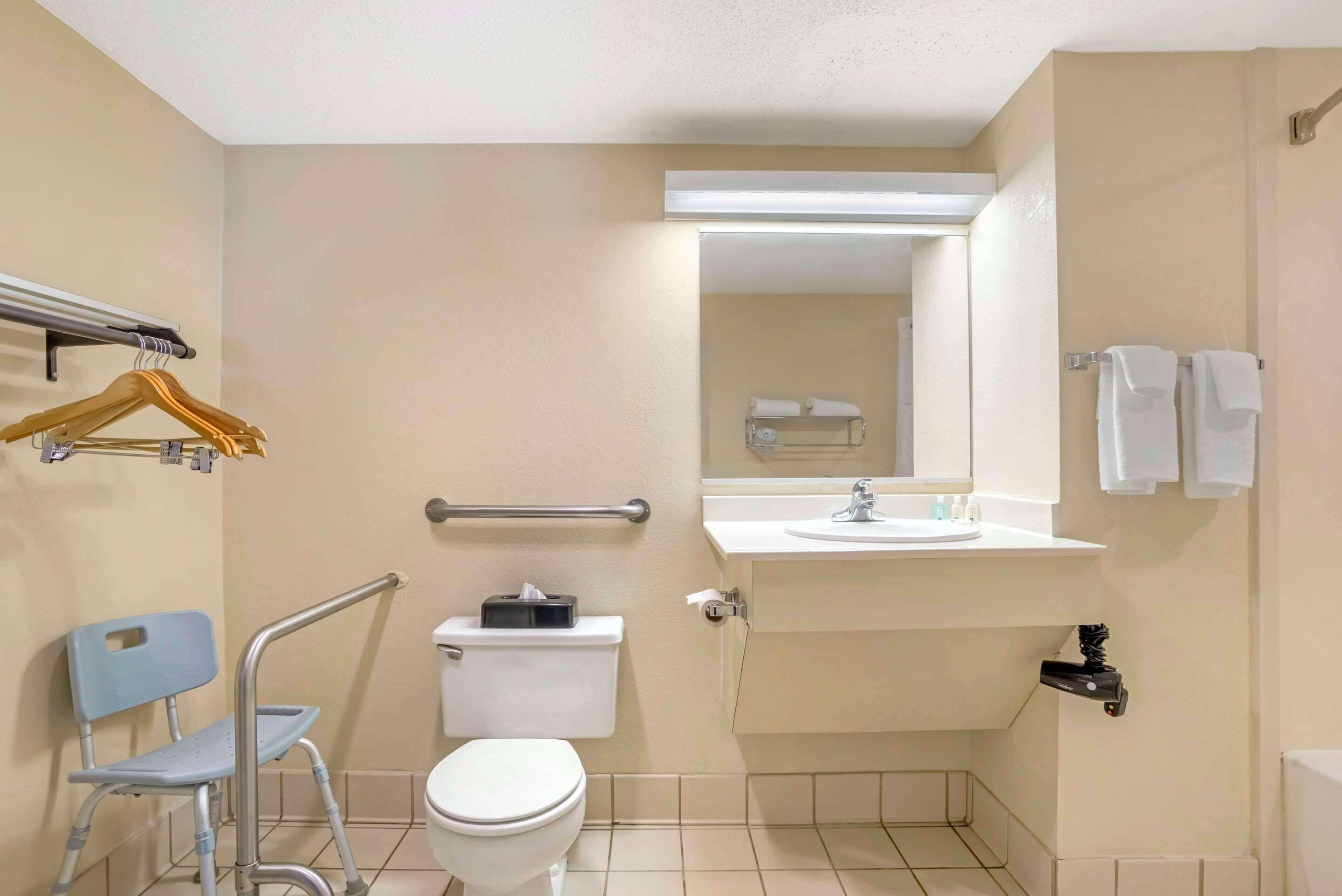 Room, 1 King Bed, Accessible, Non Smoking | Bathroom