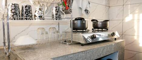 Elite-lejlighed | Privat køkken | Køleskab, mikrobølgeovn, køkkentøj/tallerkener/redskaber