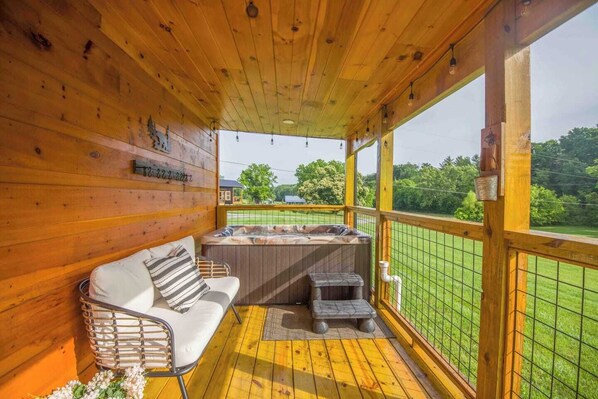 Outdoor spa tub - Catty's Lil Honey/New Romantic & Cozy/ Hot tub/ Fire pit/ Wifi (Sevierville)