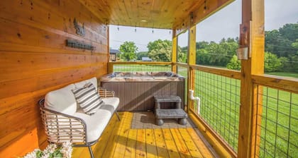 Catty's Lil Honey/New Romantic & Cozy/ Hot tub/ Fire pit/ Wifi