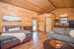 1 bedroom, iron/ironing board, free WiFi, bed sheets - Catty's Lil Honey/New Romantic & Cozy/ Hot tub/ Fire pit/ Wifi (Sevierville)