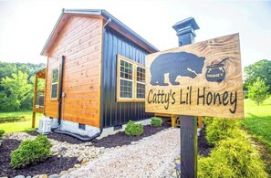 Property grounds - Catty's Lil Honey/New Romantic & Cozy/ Hot tub/ Fire pit/ Wifi (Sevierville)