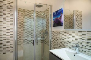 Shower, hair dryer, bidet, towels - 2 Bedroom Apartment in Imperia (Imperia)