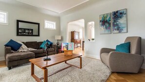 Smart TV - Charming Vancouver 5BR Family Home w/ Garden, Deck & Parking. Sleeps 12 (Vancouver)