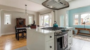 Coffee/tea maker, fridge, microwave, oven - Charming Vancouver 5BR Family Home w/ Garden, Deck & Parking. Sleeps 12 (Vancouver)