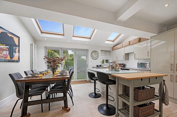 Dining - PassTheKeys Picture Perfect Haven in Didsbury Village-Free Parking & EV Station (Manchester)