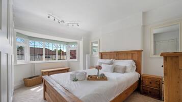 3 bedrooms, iron/ironing board, free WiFi, bed sheets