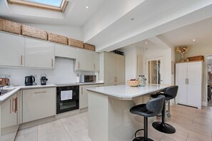 Fridge, microwave, dishwasher, coffee/tea maker