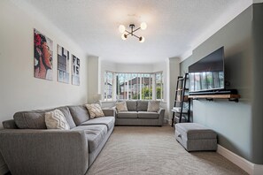 Smart TV - PassTheKeys Picture Perfect Haven in Didsbury Village-Free Parking & EV Station (Manchester)