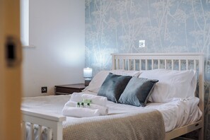 2 عدّة غرف نوم ومكواة/لوح كي وواي فاي مجانًا وملاءات أسرّة