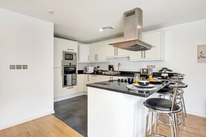 ثلاجة، ميكروويف، فرن، غسالة أطباق