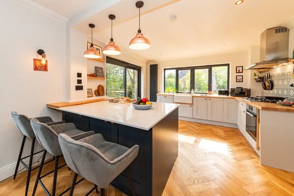 冷蔵庫、電子レンジ、オーブン、食器洗い機