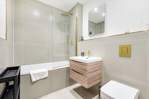 Douche, sèche-cheveux, serviettes fournies