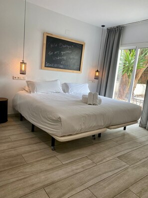 10 bedrooms, iron/ironing board, WiFi, bed sheets - Big villa with amazing views - great for groups! (Benalmádena)