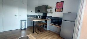 Een koelkast, een microgolfoven, een oven, een kookplaat