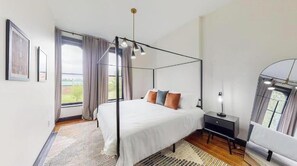 2 عدّة غرف نوم وواي فاي وملاءات أسرّة