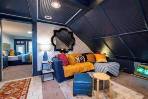 Living area - Stylish Old Louisville 1 Bedroom Apartment
(Louisville)