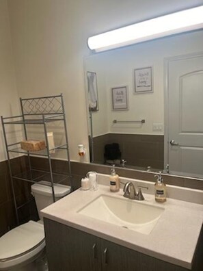 Towels, soap, shampoo, toilet paper - East Hollywood Hangout! location with a view (Los Angeles)