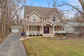Exterior - Luxury Bliss: Opulent 5BR/3.5BA Delightful Escape (Downers Grove)