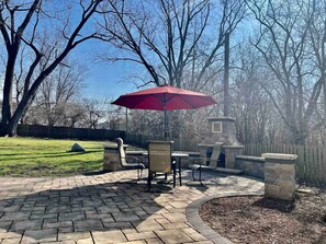 Outdoor dining - Luxury Bliss: Opulent 5BR/3.5BA Delightful Escape (Downers Grove)