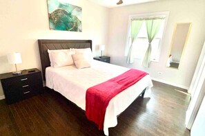 4 Schlafzimmer, Schreibtisch, Bügeleisen/Bügelbrett, Reisekinderbett