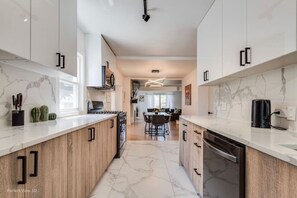 Geladeira, micro-ondas, fogão, cooktop