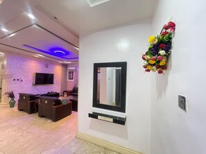 Hus | Lobby