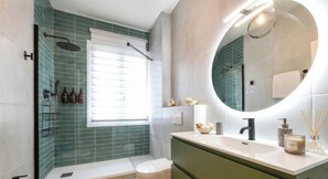 Shower, hair dryer, towels, shampoo - Desenzanoloft Zen Apartment (Desenzano del Garda)