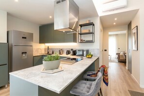 Réfrigérateur, four à micro-ondes, un four, lave-vaisselle