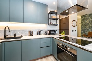 Réfrigérateur, micro-ondes, four, lave-vaisselle