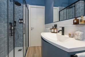 Douche, sèche-cheveux, serviettes fournies, shampoing