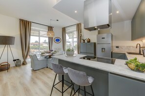 Kylskåp, mikrovågsugn, ugn och diskmaskin